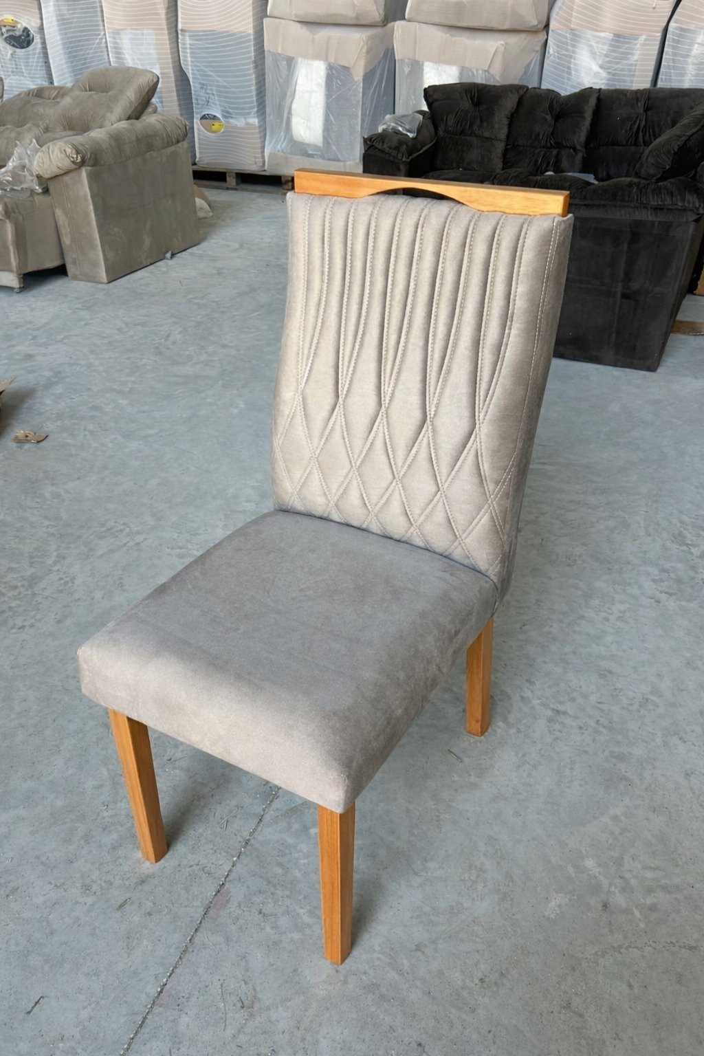 Mesa Sintonia (Tampo Maxi) 170 Amêndoa Clean/Off White com 6 Cadeiras Gênova Veludo Bege Capuccino – LOPAS + ART ASSENTO - Imagem 3