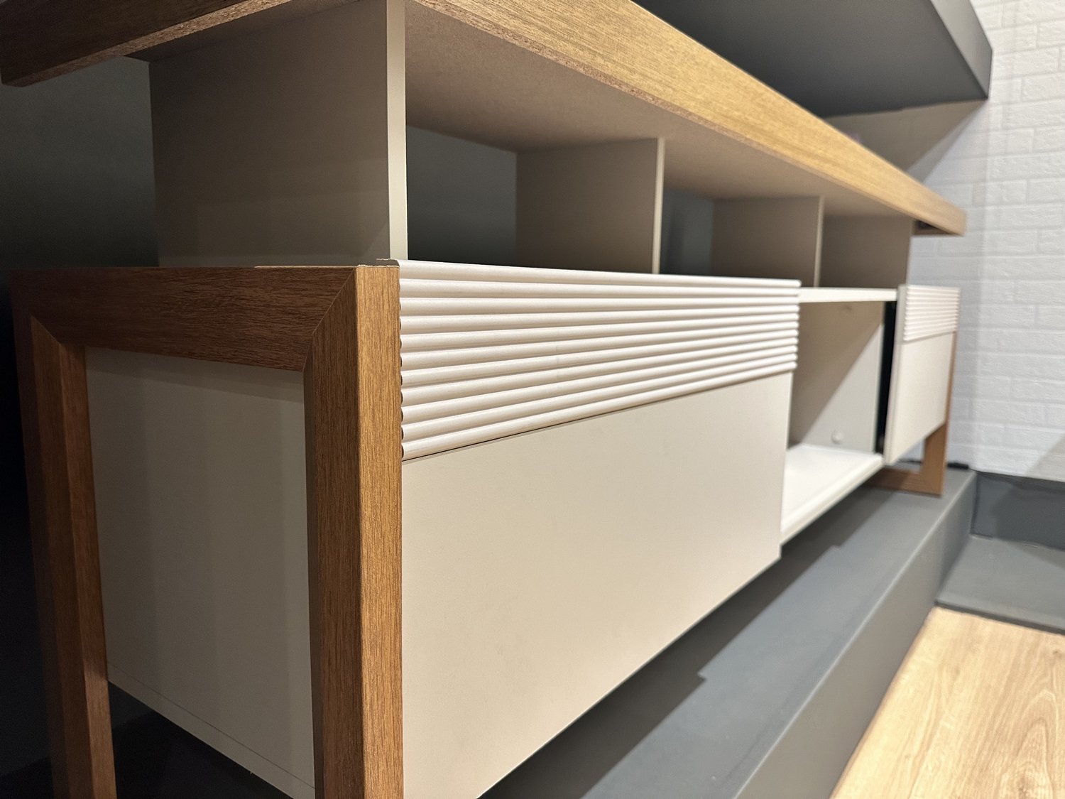 Rack ate 70" Esmeralda Nature/Off White - LINEA BRASIL - Imagem 9
