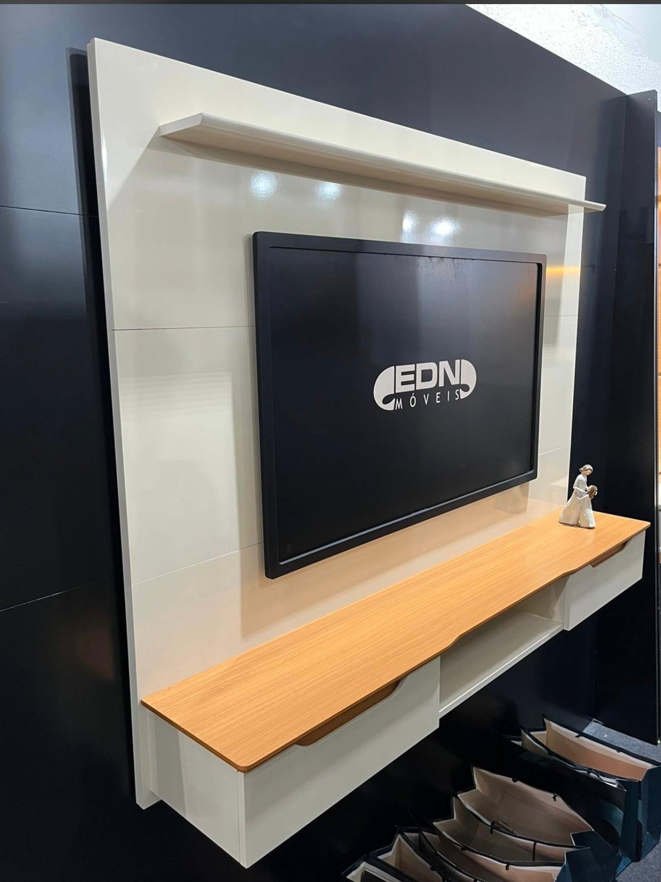 Painel até 65" Studio Off White/Cedro - EDN MÓVEIS - Imagem 2